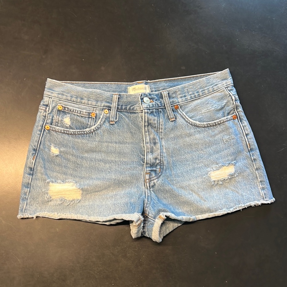 Madewell relaxed denim short.  Size 29.  3” length.